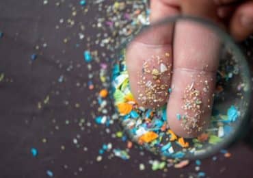 une-cuillere-de-microplastiques-dans-le-cerveau